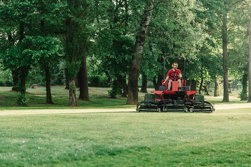 commercial landscaper on golf course, lawn care equipment financing