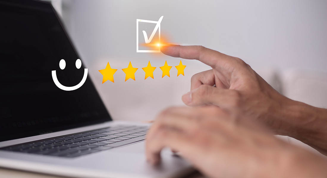 hands near laptop monitor with customer review star rating, 4 benefits of customer reviews